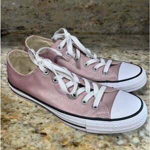 EUC~ Converse Chuck Taylor’s light glitter pink, men’s 6, women’s 8. Cute shoe